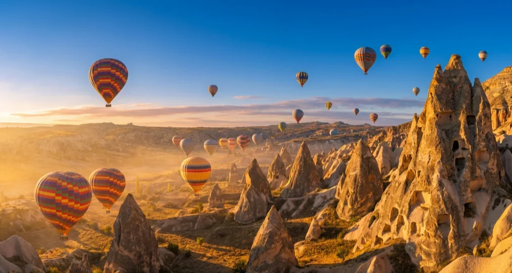 Kapadokya'da gün doğumunda sıcak hava balonları